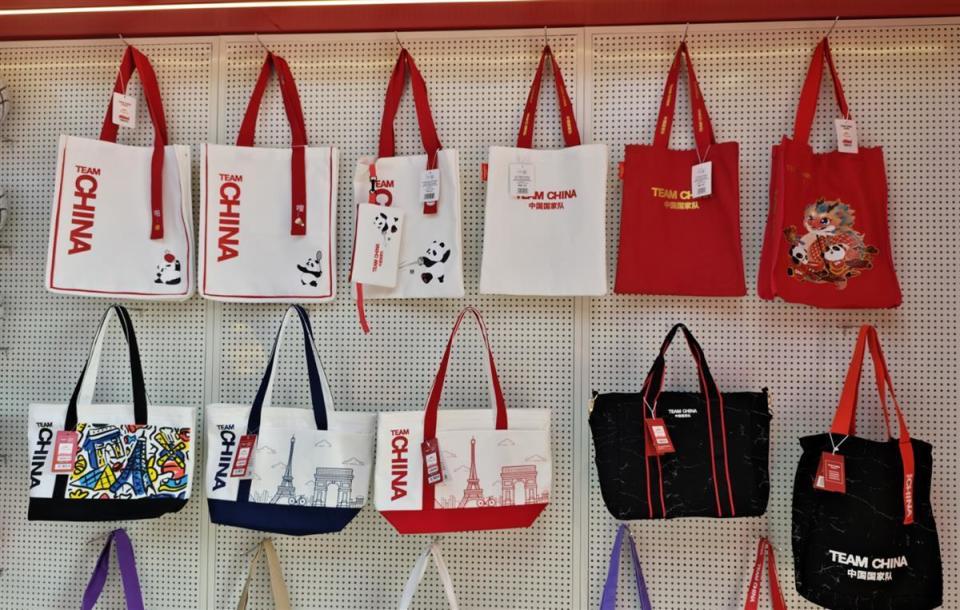 湖北首家國家隊特許零售店開業，奧運冠軍同款文具線下可購